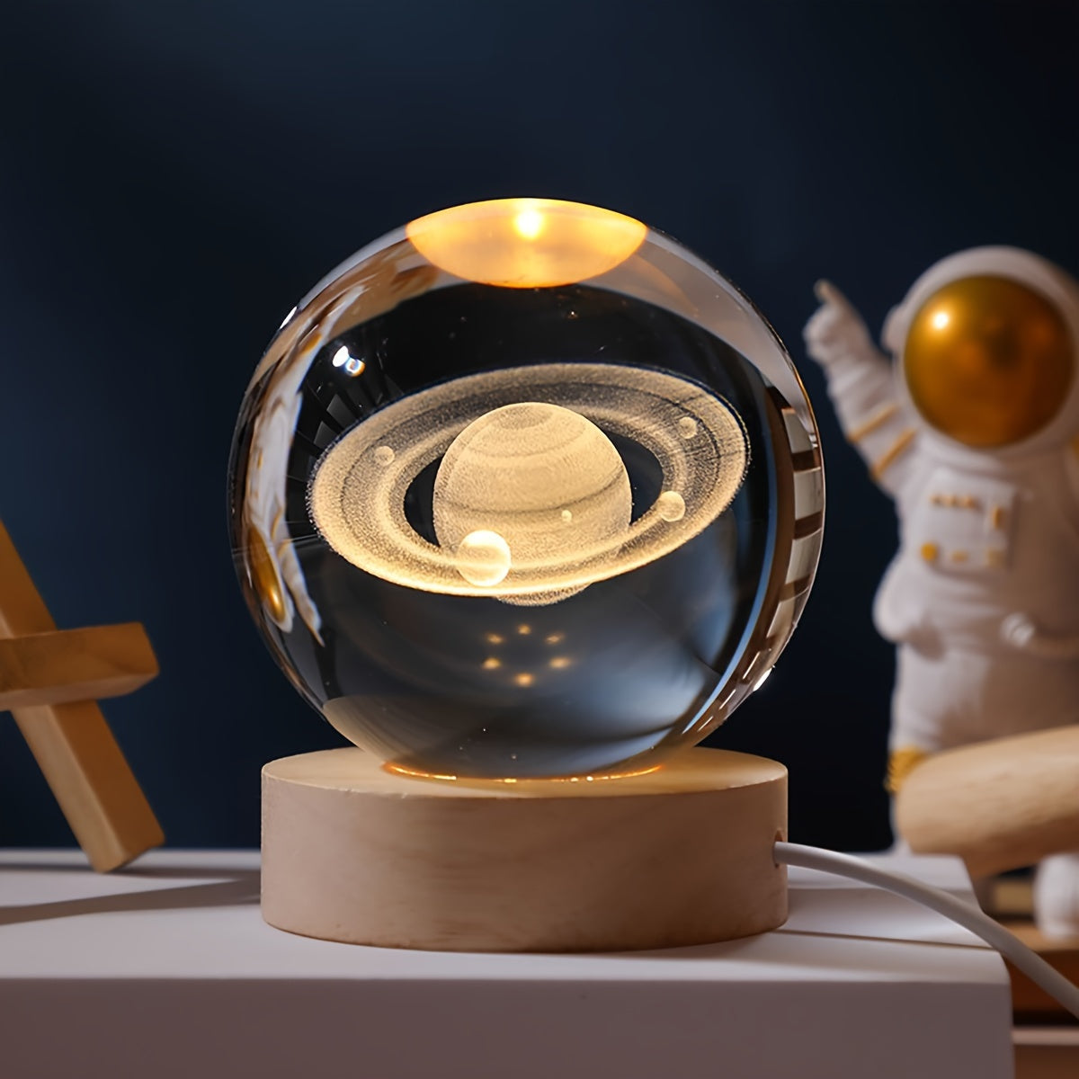 Conjunto de lámpara de mesa de cristal grabado con láser 3D moderno con patrones de Saturno, Luna, Galaxia, Sistema Solar - Base de madera con forma geométrica con alimentación USB para luz nocturna para decoración del hogar, regalo para mujeres, anivers