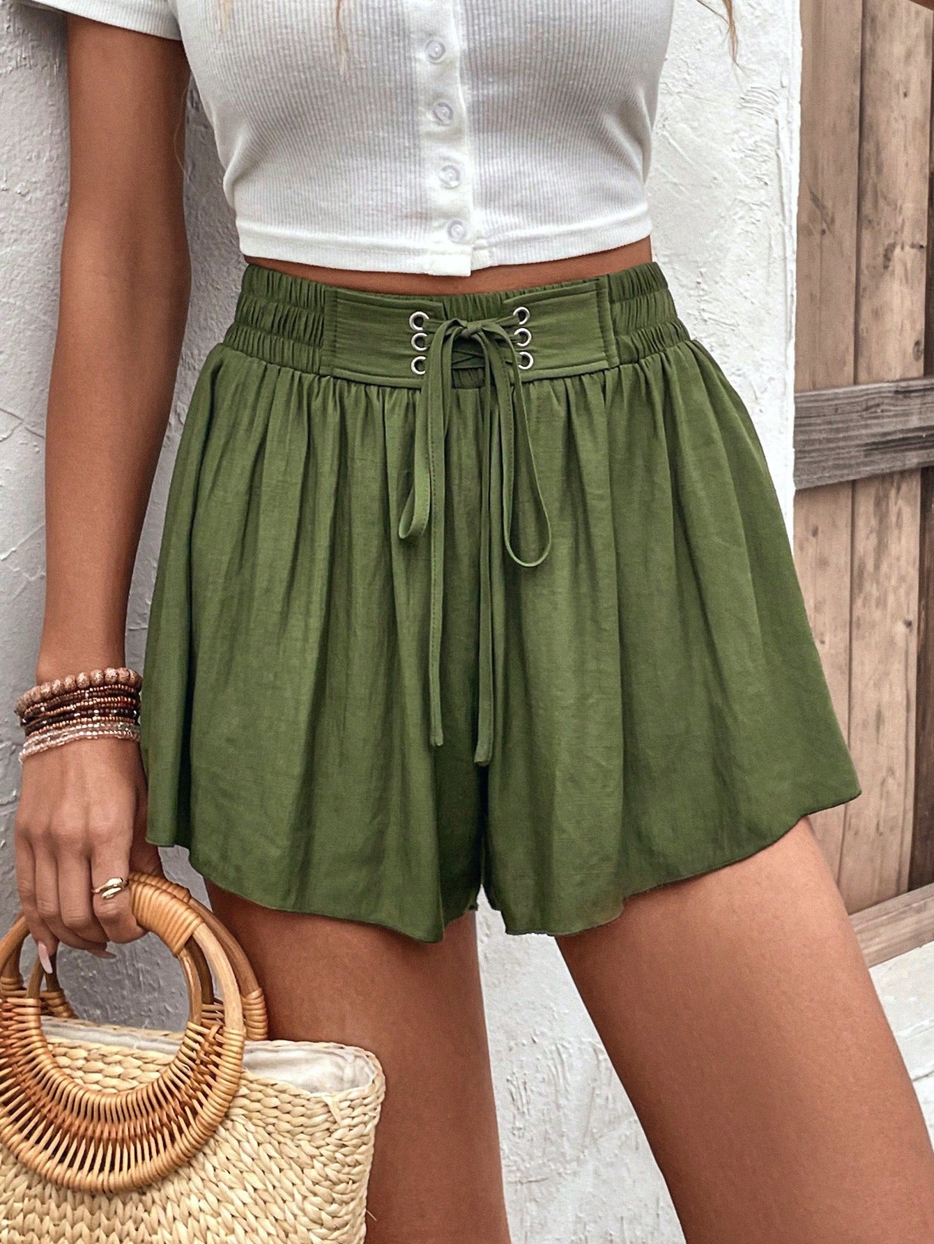 Shorts de pierna ancha con ojal con cordon delantero