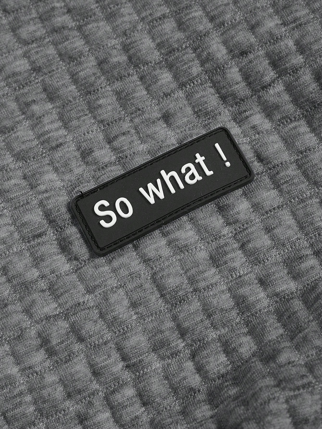 Ezwear capucha crop con slogan con parche con cordon delantero de hombros caidos