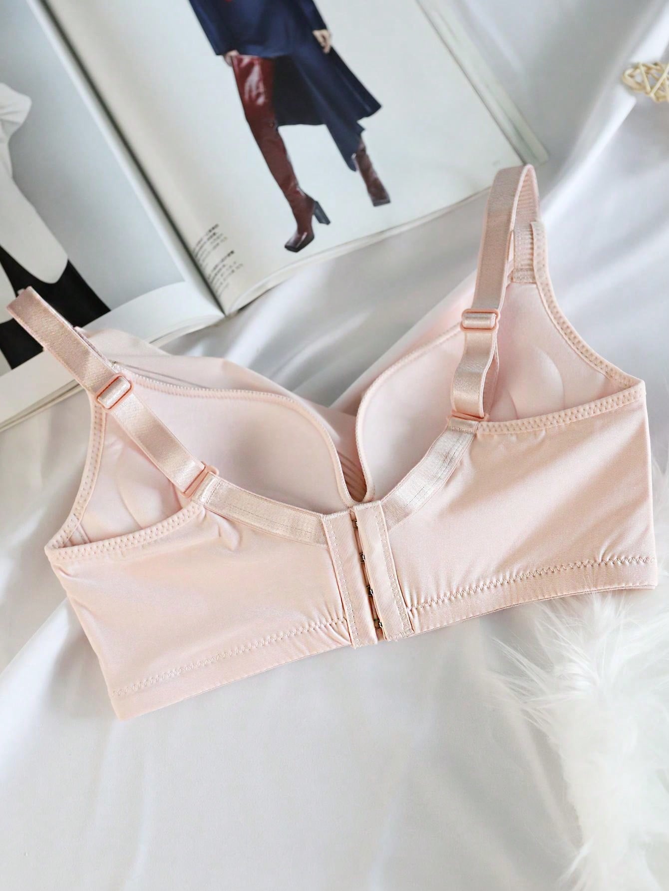 Sencillo Bra Ajustable de Primavera/Verano sin Alambrar con Soporte Lateral y Push-Up, Bottom Gruesa y Parte Superior Delgada, Cierre de Hebilla de Cuatro Filas, Anti-Caida y Anti-Bultos Laterales