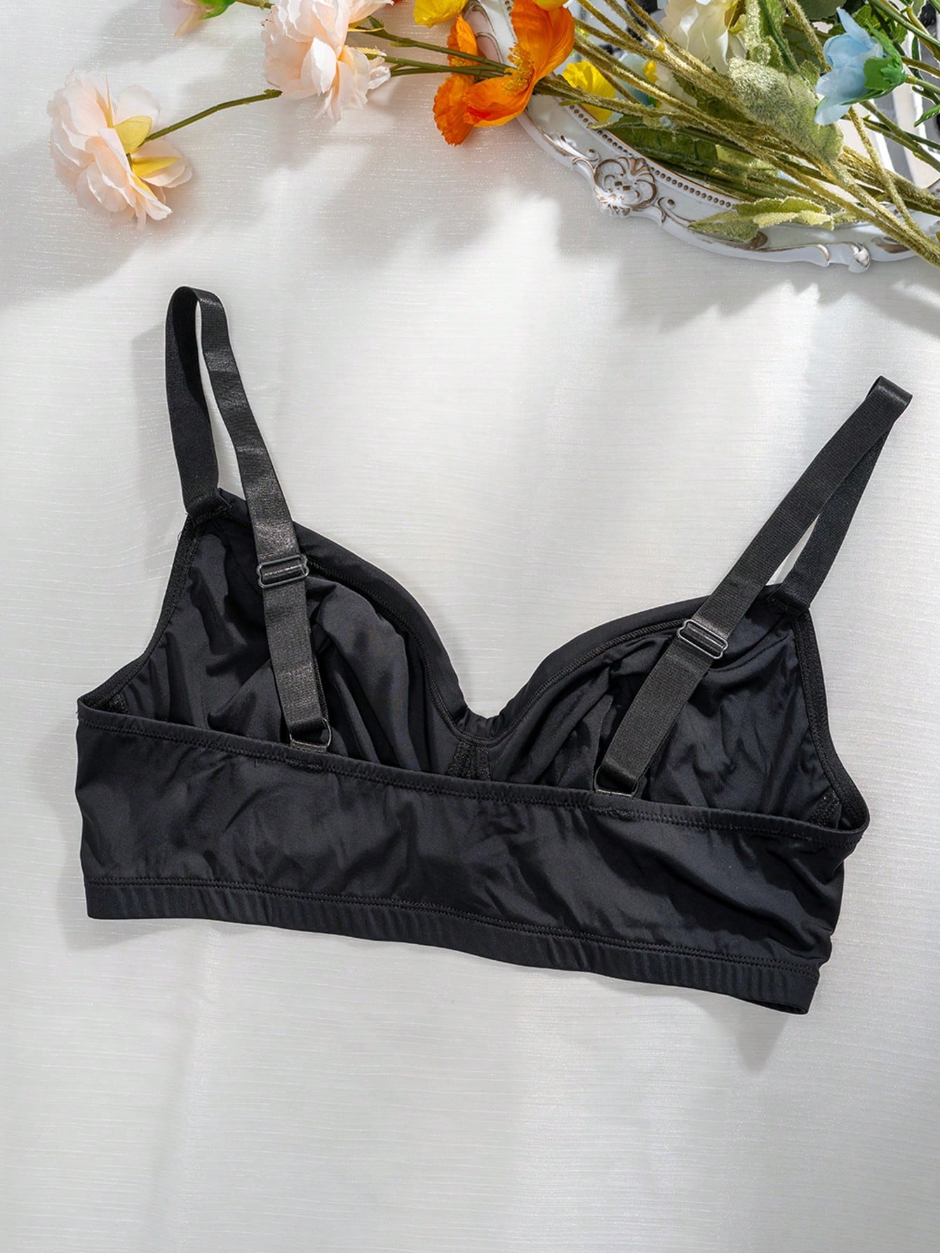 Romantico sujetador negro con tirantes delgados y sin relleno en el pecho
