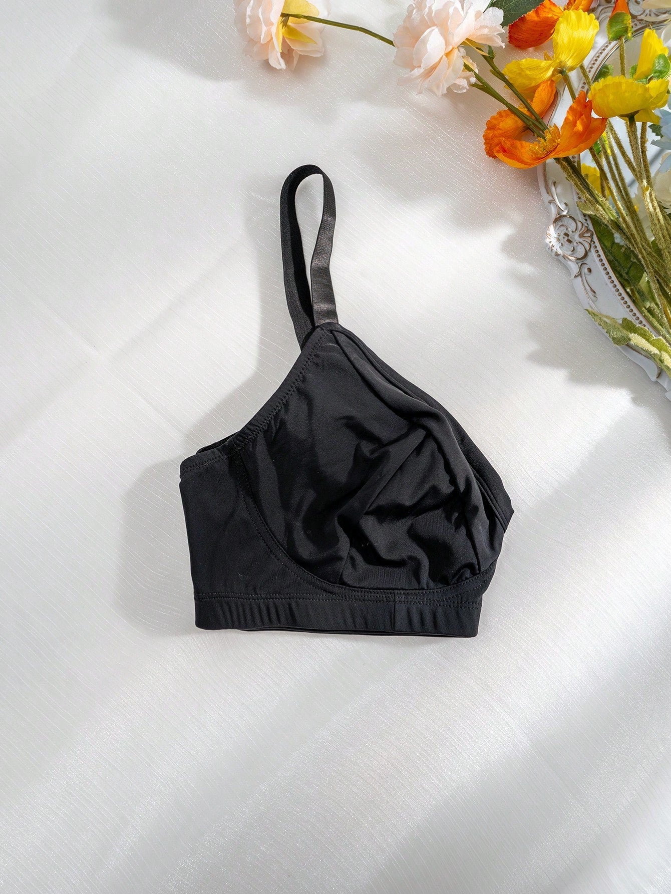 Romantico sujetador negro con tirantes delgados y sin relleno en el pecho