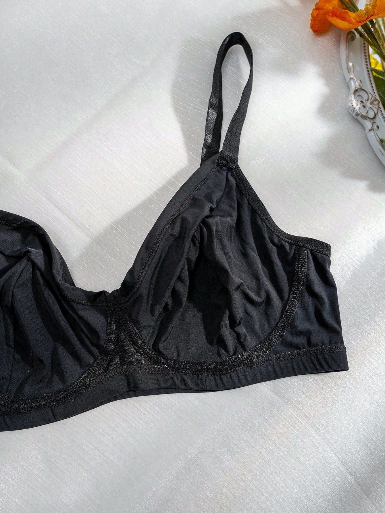 Romantico sujetador negro con tirantes delgados y sin relleno en el pecho