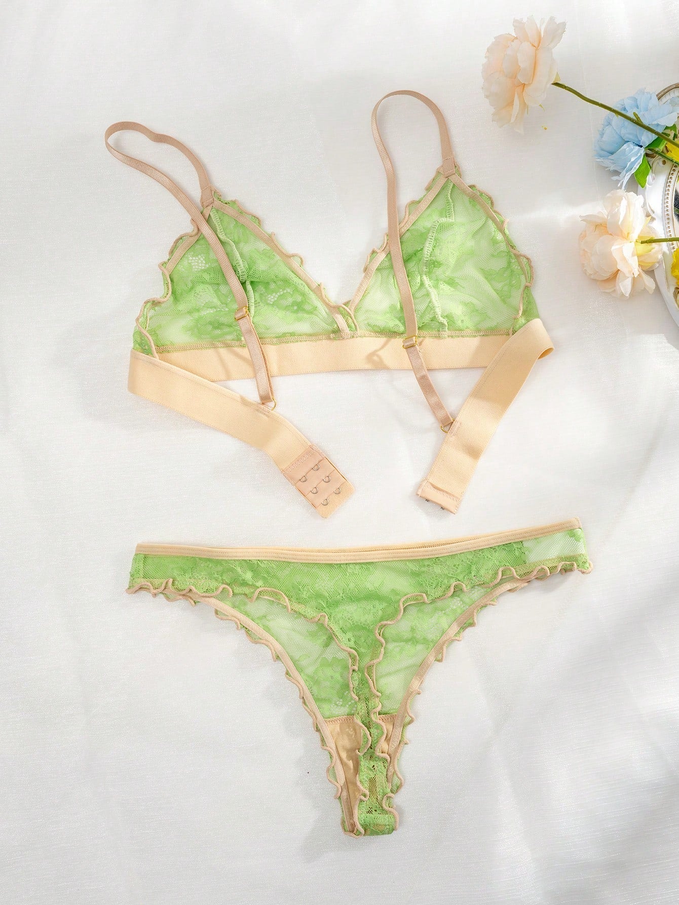 Conjunto de ropa interior verde fluorescente para mujeres con encaje transpirable y copa de triangulo inalambrico comodo de 2 piezas con bordes ondulados, que incluye Tangas