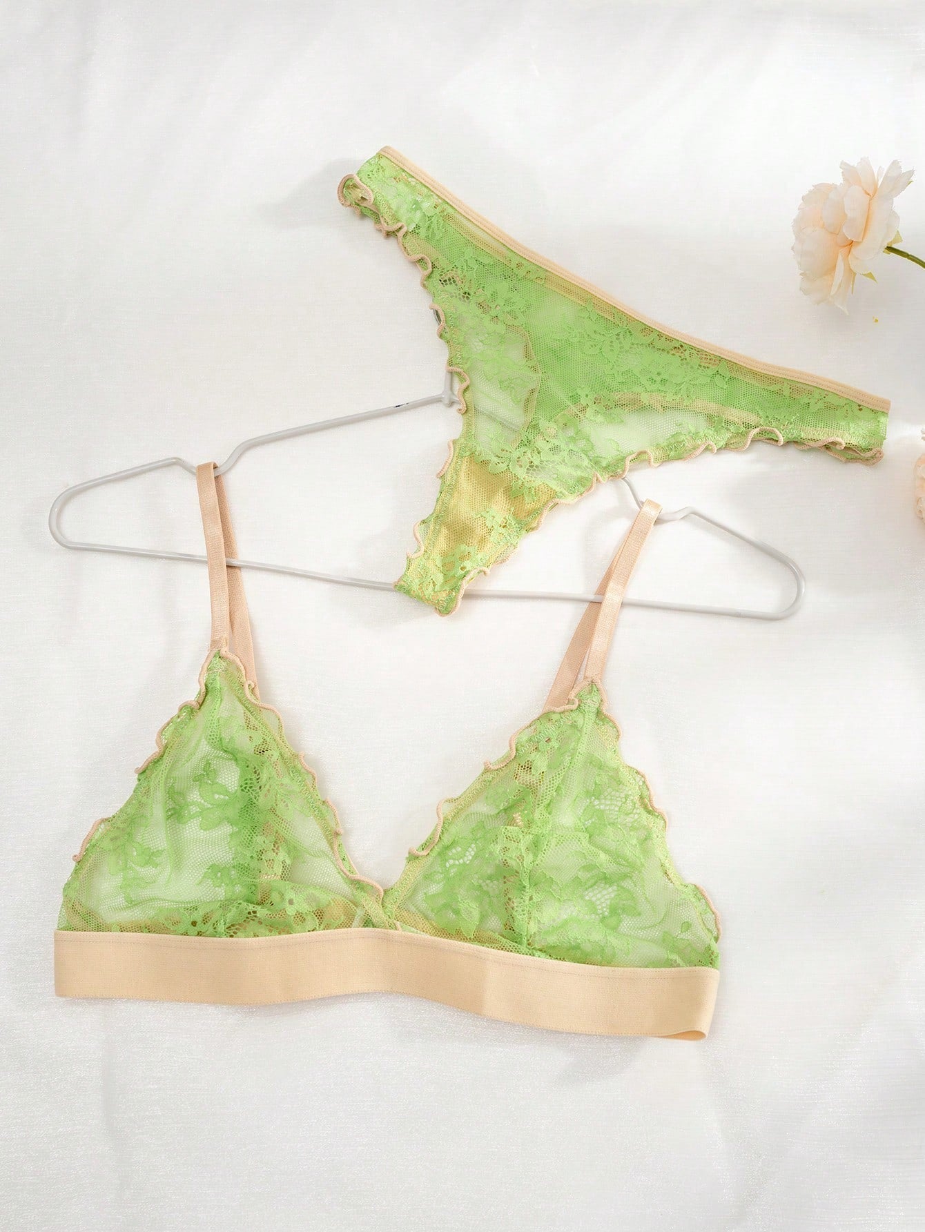 Conjunto de ropa interior verde fluorescente para mujeres con encaje transpirable y copa de triangulo inalambrico comodo de 2 piezas con bordes ondulados, que incluye Tangas