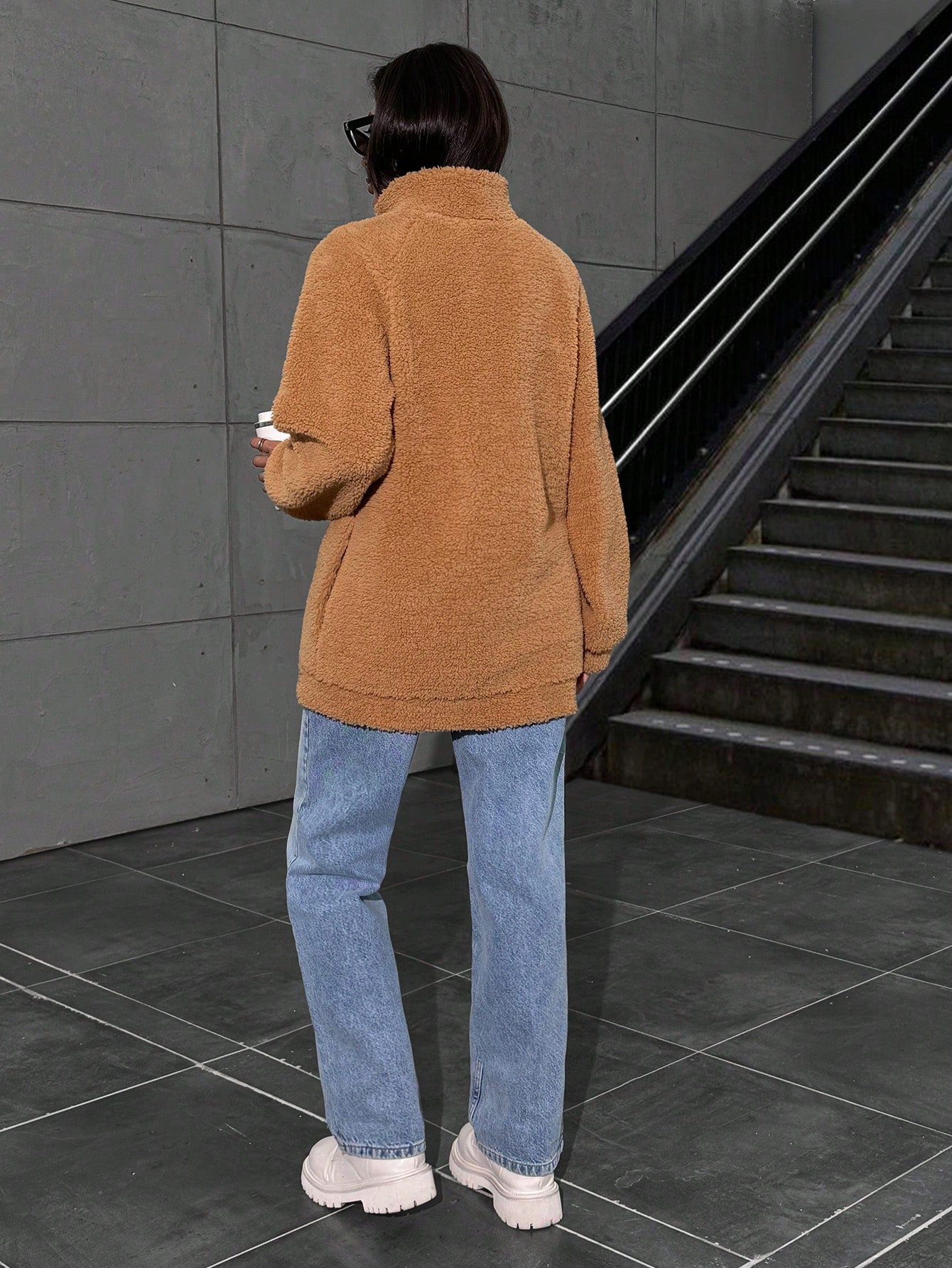 Chaqueta oversize de felpa color amarillo mostaza