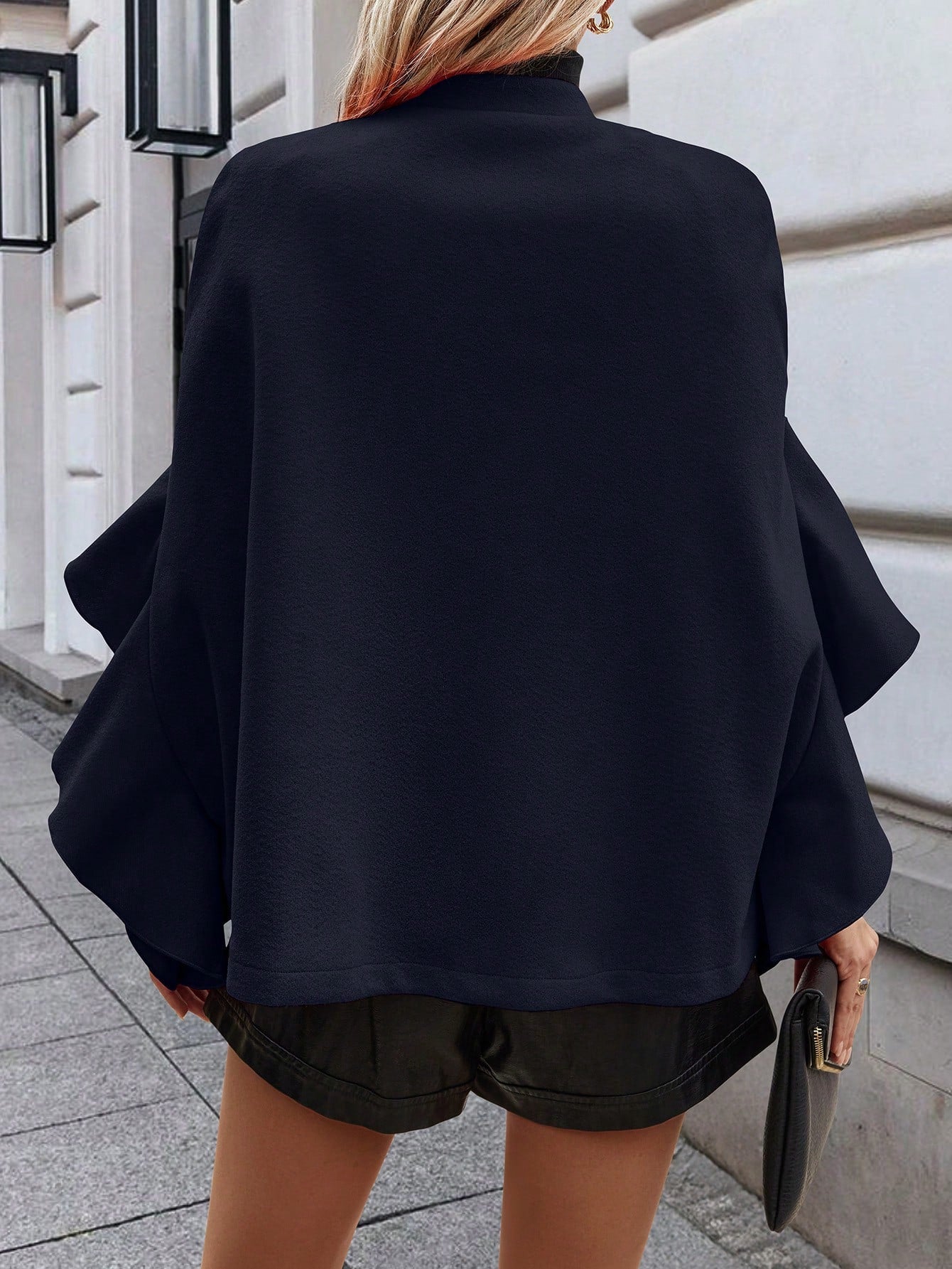 Clasi abrigo elegante de mujer con parches de un solo boton y ribete de volantes en unicolor para otono/invierno