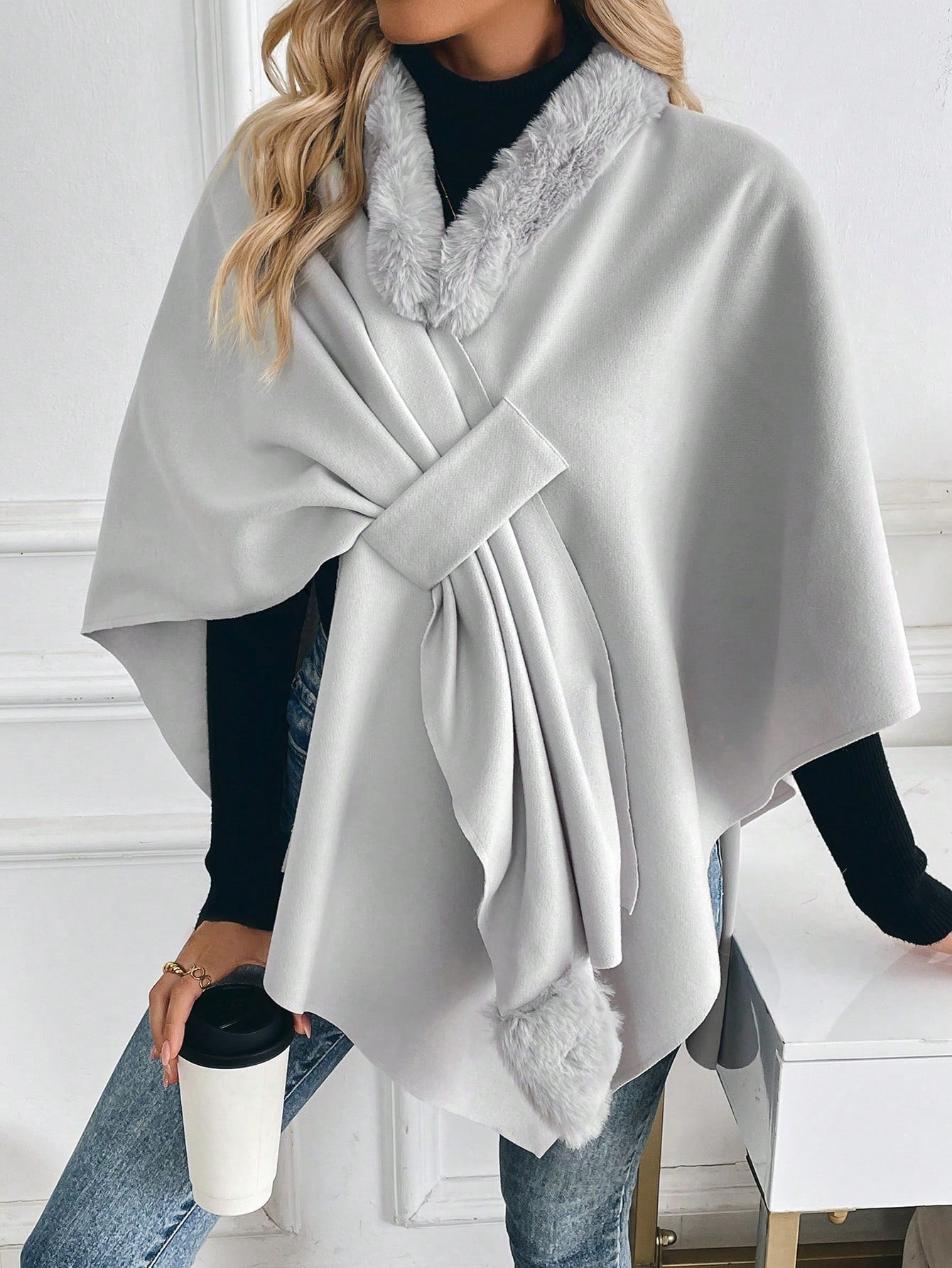 Prive abrigo tipo poncho suelto de mezcla de lana con cuello de piel