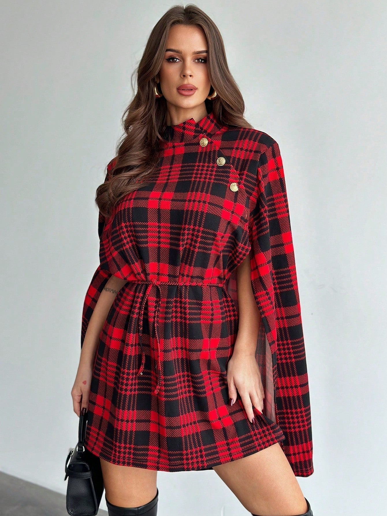 Prive manto/capa de dama de elegancia refinada de alta gama de nueva temporada de otono e invierno, capa con estampado escoces rojo navideno, diseno de estilo britanico del campus