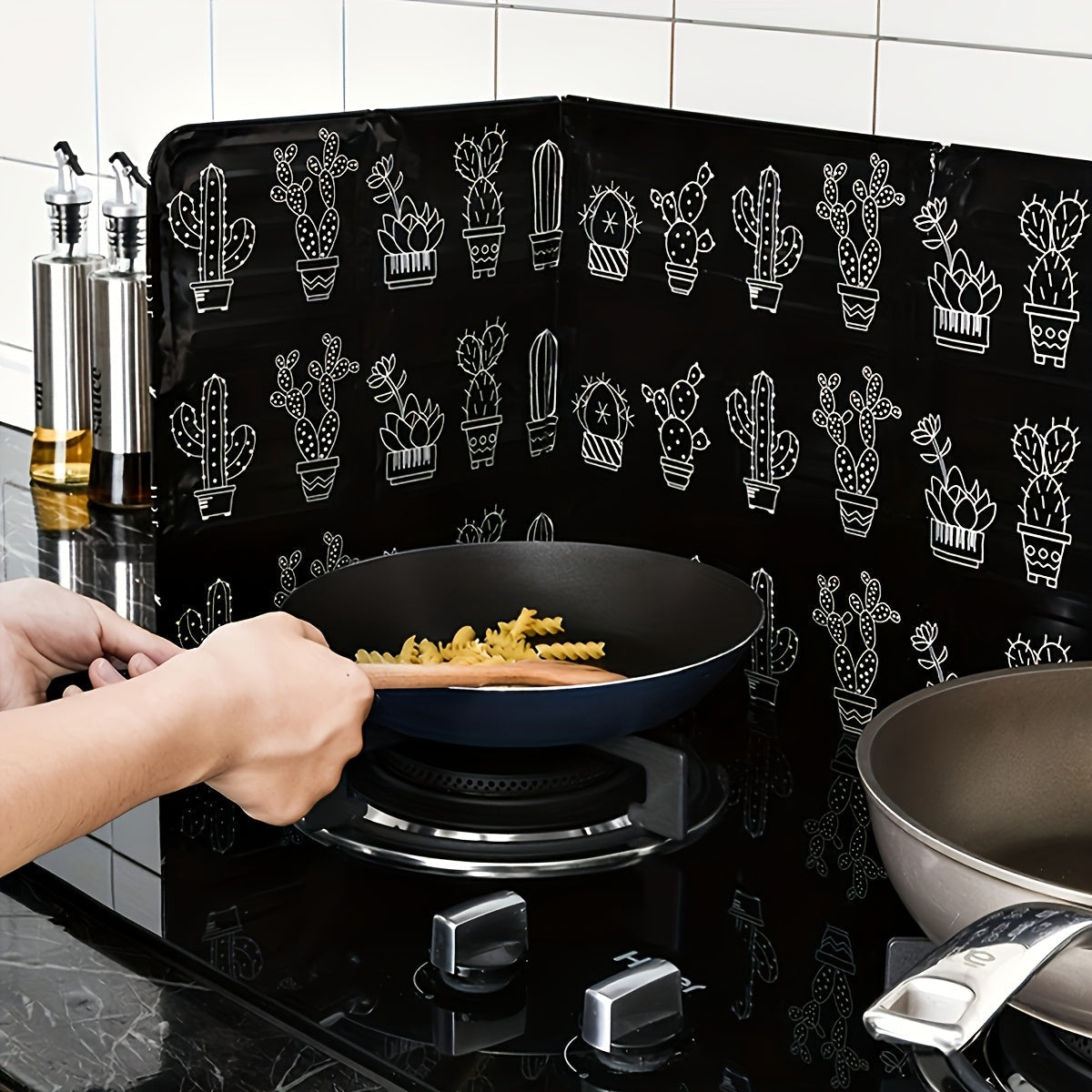 1 Protector de salpicaduras de cocina resistente al calor - 33,27" x 12,80" Cubierta de papel aluminio negro, adecuada para hornos de gas, protege paredes y superficies de daños por grasa y manchas.