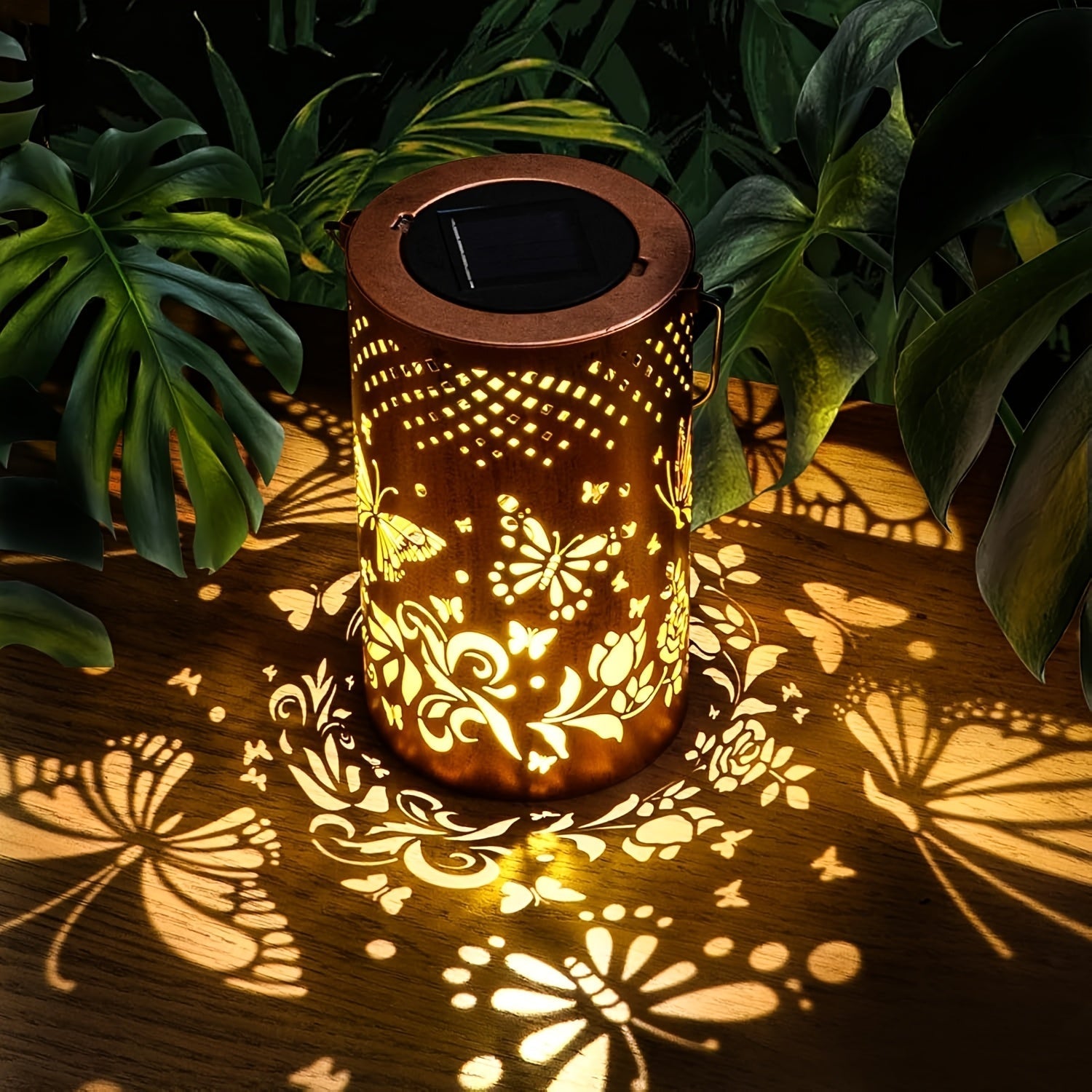 Luz de Jardín con Proyección de Mariposas Alimentada por Energía Solar - Farol Metálico Decorativo con Recortes Florales y de Mariposas, Brillo Cálido para Ambiente en Patio, Balcón o Césped, Regalo Ideal para Amigos y Familia, Decoraciones de Mariposas