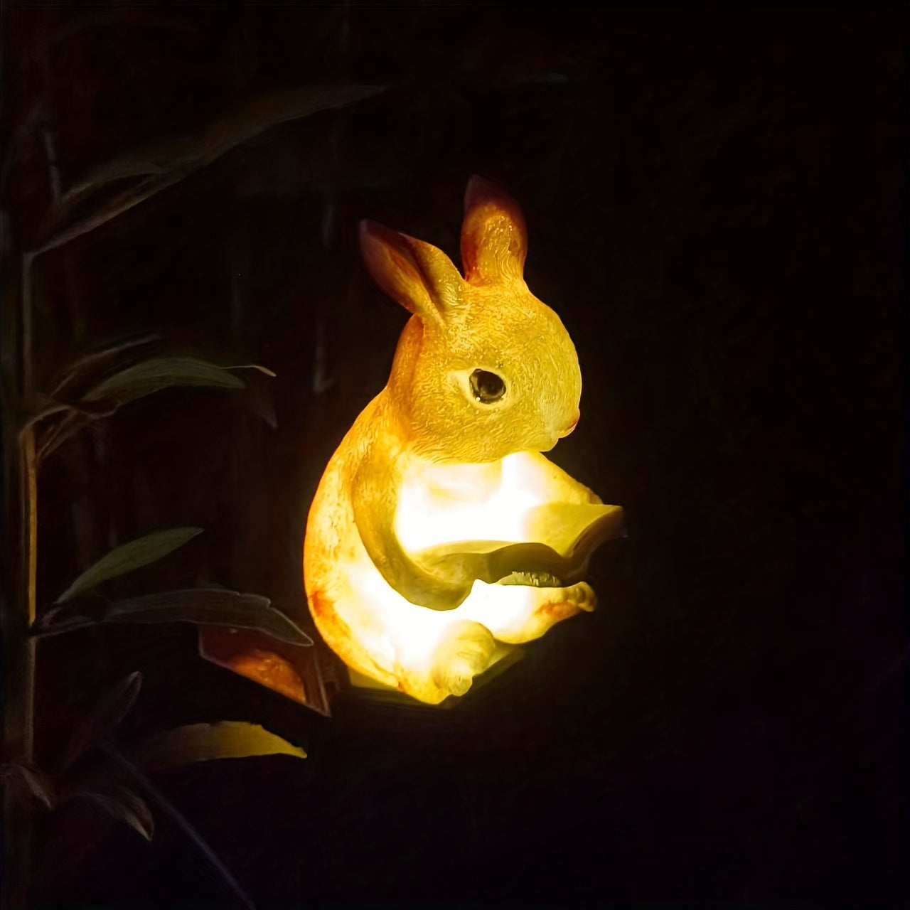 Estatuilla de Conejo con Luz LED Solar para Jardín - Decoración Exterior en Resina con Luz Cálida Amarilla, Ideal para Patios, Césped y Fiestas