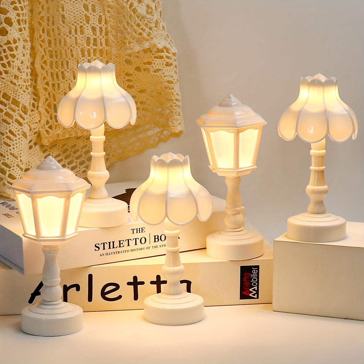 Moderna Lámpara de Calle en Miniatura Luz Nocturna, 1pc Luz Nocturna Decorativa de Mesa con Acabado de Metal Pulido, Luz Superior Alimentada por Batería, Color Sólido, Tema Espacial, para Decoración de Dormitorio, Regalo Ideal para Navidad y Año Nuevo
