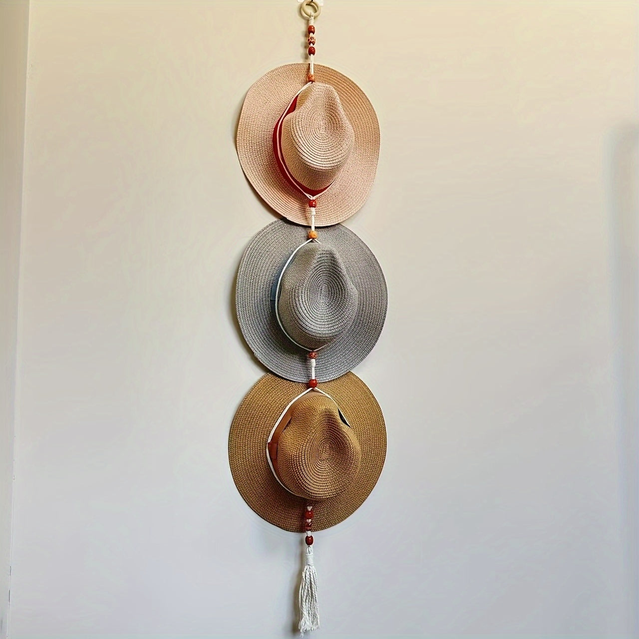 Colgador de sombreros de macramé ajustable estilo boho chic - Tejido a mano y madera de pino, perchero de pared para sombreros de ala ancha, vaqueros y fedoras - Organizador ahorrador de espacio con detalles de borlas, fácil instalación sin herramientas
