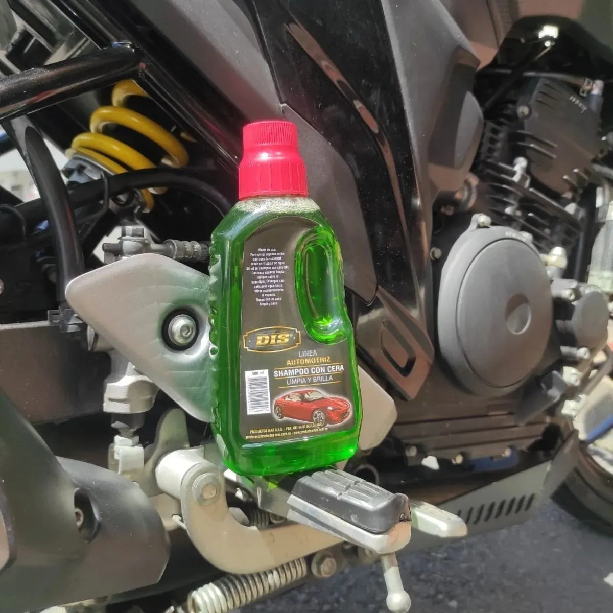 Shampoo Con Cera + Polyllantas + Carnauba + Renovador Negro