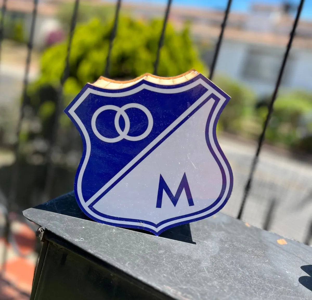 Caja Decorativa Forma Escudo Millonarios Regalo 22x21x8 Cm - Mdf - Millonarios