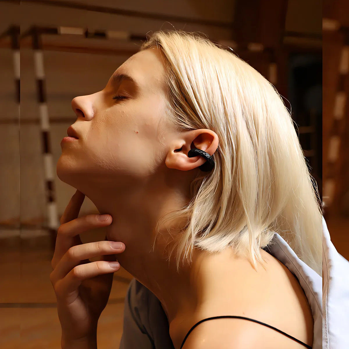 Auriculares Inalámbricos Ambie Sound Earcuffs Tws Con Conduc Color Negro
