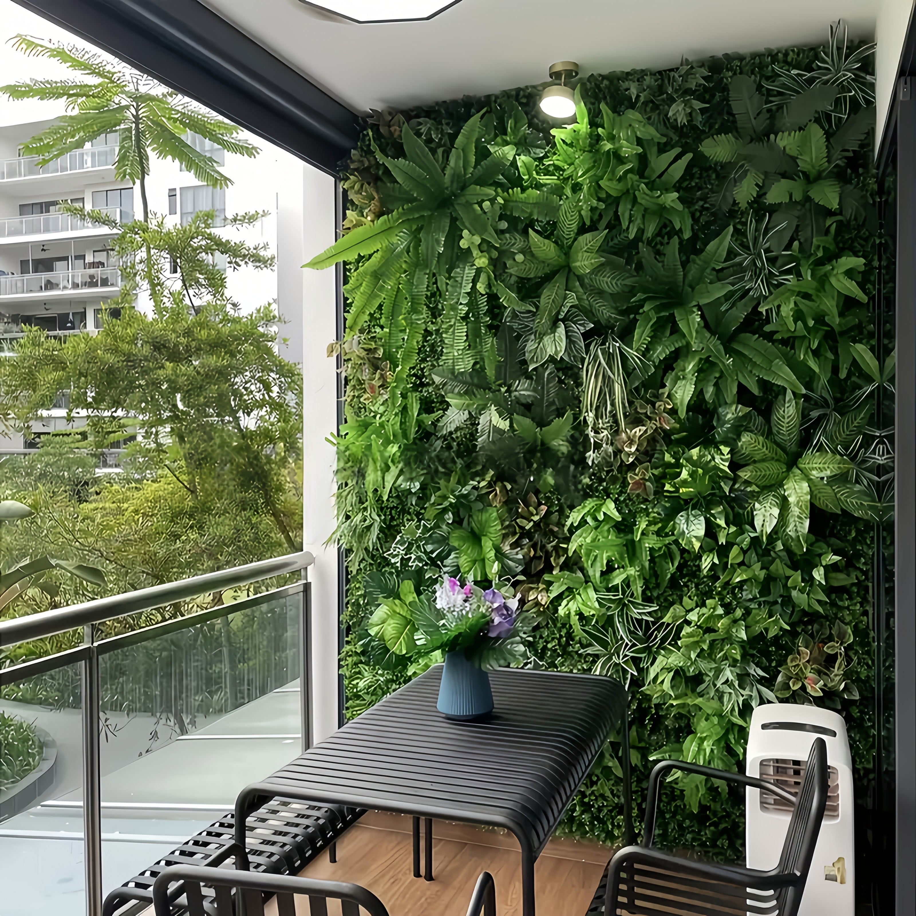 Painel de parede artificial resistente a UV - Verde luxuriante com folhagem e flores vibrantes, 24" x 16", perfeito para decoração de casa e jardim, arte de cortar pendurado ao ar livre, plástico durável, ideal para todos os tipos de quartos, decoração d