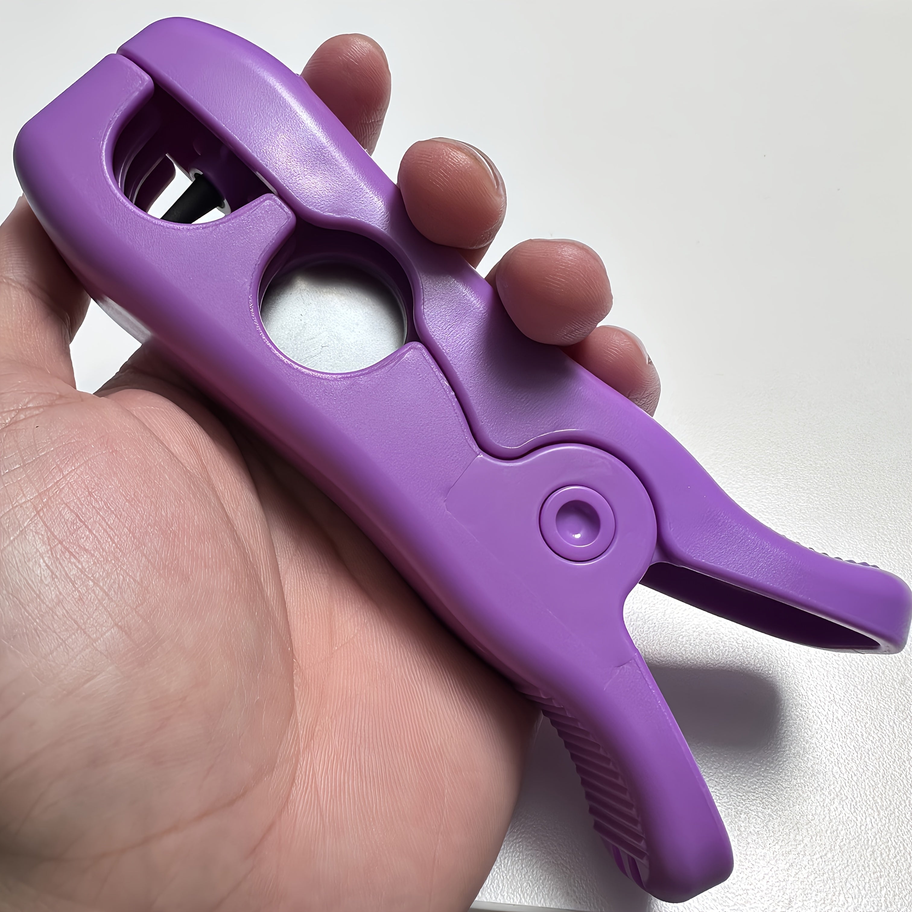 Cortador y punzón de tubería de riego por goteo 2 en 1 - Mango ergonómico morado, diseño pre-perforado para una instalación fácil, compatible con estándares de EE. UU./UE, plástico duradero para sistemas nuevos y viejos, profesionales de paisajismo, herr