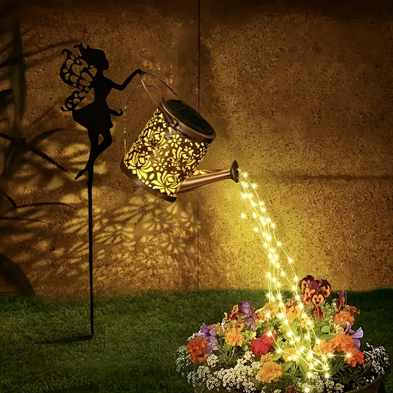 Regadera decorativa retro de metal con linterna solar y luces de cuerda, luz solar para montar en pared exterior - adecuada para senderos de jardín, mesas y como regalo de jardinería. Incluye diseño tallado de ángel y mariposa y batería solar