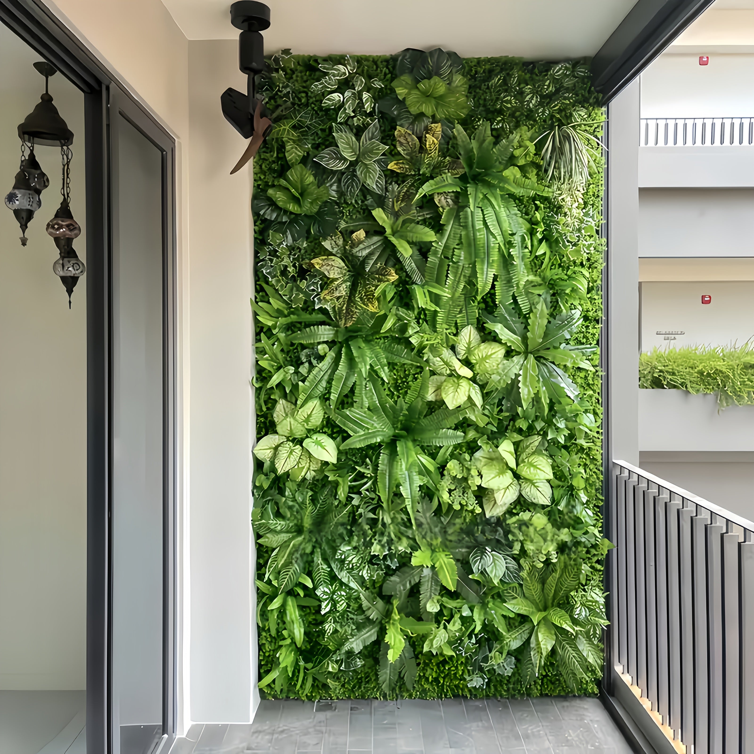 Painel de parede artificial resistente a UV - Verde luxuriante com folhagem e flores vibrantes, 24" x 16", perfeito para decoração de casa e jardim, arte de cortar pendurado ao ar livre, plástico durável, ideal para todos os tipos de quartos, decoração d