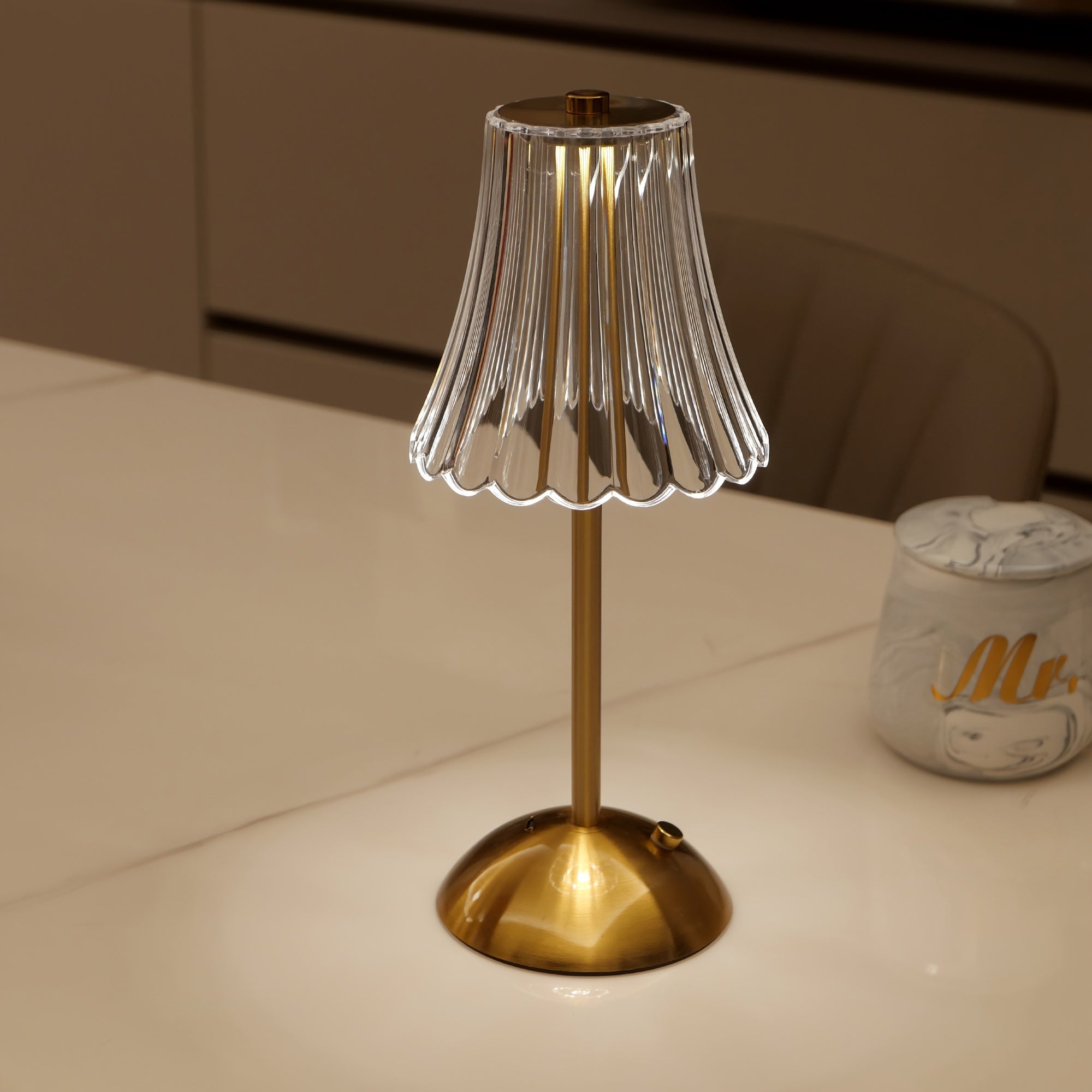 1pc Lámpara de Mesa Metálica Elegante con Control Táctil y Batería Recargable USB - Iluminación Ambiental Ajustable, Acabado en Latón Pulido para Sala de Estar, Dormitorio, Estudio, Comedor y Bar, Lámpara de Mesa Recargable