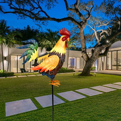 Adorno de Gallo con Plumas en Degradado Solar - Escultura y Luz Solar para Exteriores, Ideal para el Día de la Madre. Peineta roja impresionante, alas naranjas y cola verde. Diseño versátil para terraza, césped o escritorio que combina encanto rural con