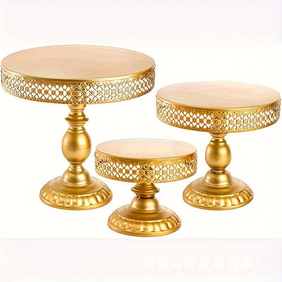 Estante para postres en una tienda de cocina para el hogar, mostrando varias estanterías de productos.