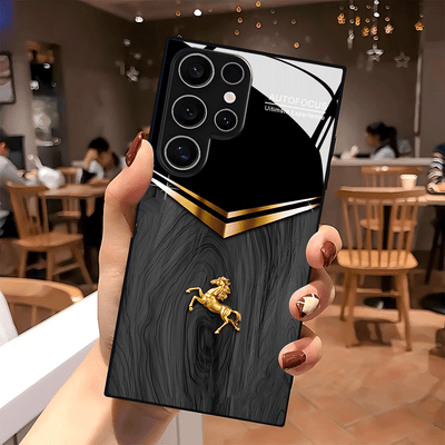 Funda de vidrio versátil con diseño de caballo dorado en relieve para Samsung Galaxy S25/S25 Plus/S25 Ultra/S24/S24 FE/S24 Plus/S24 Ultra/S23+/S23 Ultra/S22+/S22 Ultra/S20+/S20 FE/S20 Ultra/A13/A14/A16/A32/A33/A34/A53/A54/A72/A73 5G - Estilo premium