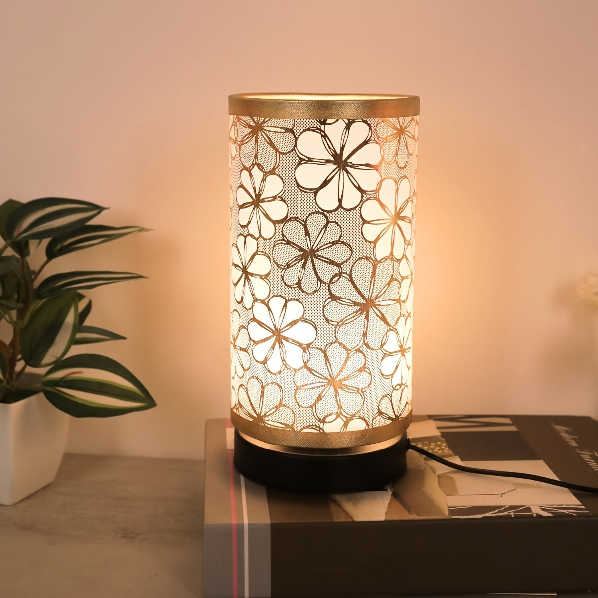 1pc Elegante Lámpara de Mesa de Tela Cálida al Estilo Vintage Nórdico con Pantalla de Girasol Exquisita - Alimentada por USB, Iluminación para el Cuidado de los Ojos para Dormitorio, Sala de Estar, Oficina | Diseño Moderno con Detalles Dorados | Regalo P
