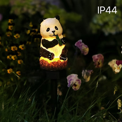 Luz de Jardín LED con Energía Solar y Forma de Panda | Lámpara Decorativa para Caminos Exteriores de Resina | Diseño Desmontable Cargado por Sol de Alta Calidad | Ideal para Iluminación de Patio y Césped | Encantadora Estatua de Panda Comiendo Bambú | Il
