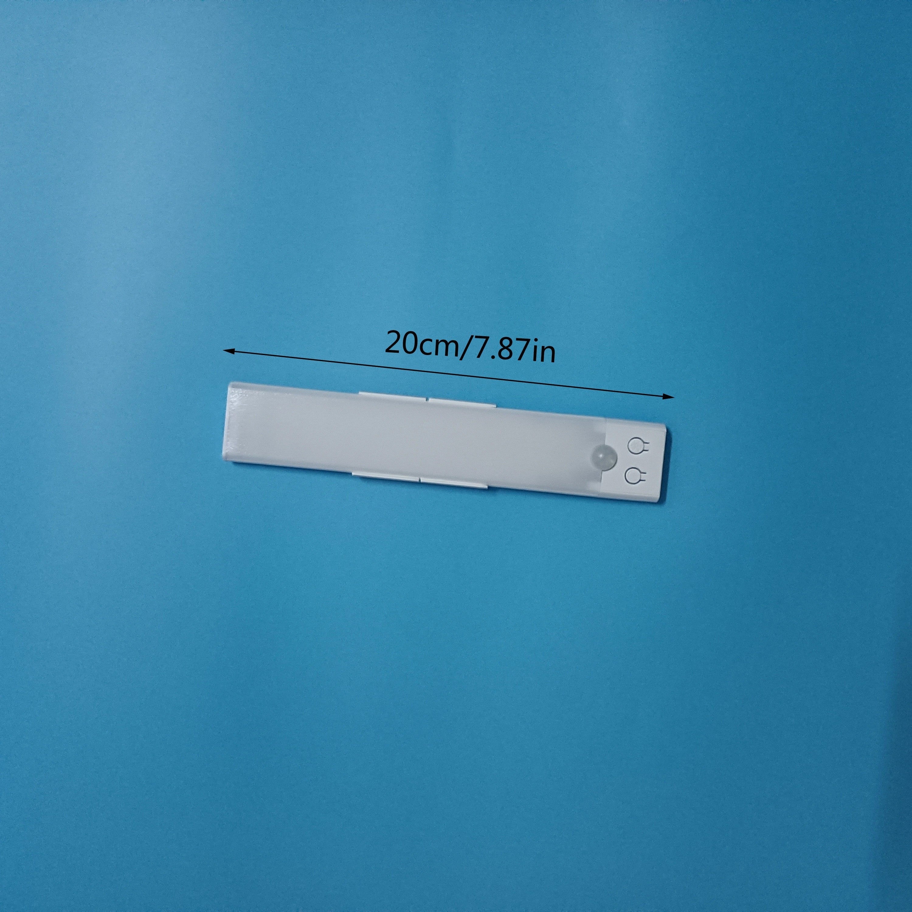 Luz de gabinete LED regulable con cambio de color, control de botón de pulsar y sensor de movimiento - Acabado de metal mate, batería de litio recargable, cable USB, cinta adhesiva de montaje incluida, sin accesorios - 20/30/40/50cm