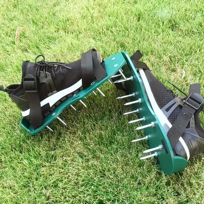 Par de Zapatos con Púas para Jardín - Aerador Manual de Suelo con Correas Ajustables, Clavos de Plástico/Metal Duraderos para el Cuidado del Césped y Trabajo en el Jardín - Herramienta para Aflojar la Tierra Uniformemente para Propietarios y Paisajistas