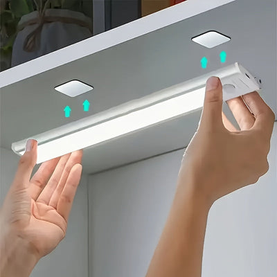 Luz de gabinete LED regulable con cambio de color, control de botón de pulsar y sensor de movimiento - Acabado de metal mate, batería de litio recargable, cable USB, cinta adhesiva de montaje incluida, sin accesorios - 20/30/40/50cm
