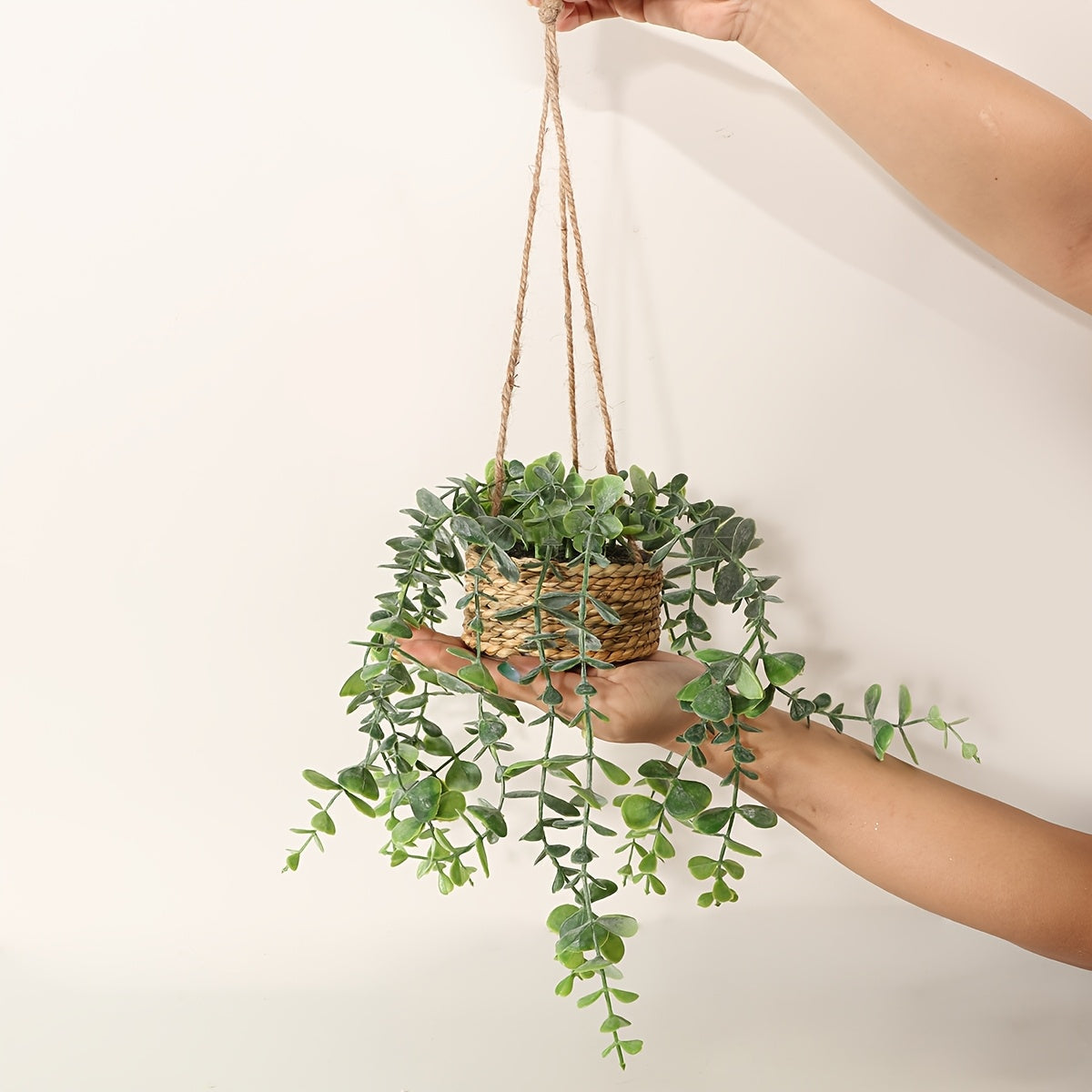 1pc de ramas colgantes de eucalipto artificial siempreverde con cesta - 32cm de hojas de eucalipto falsas en maceta de cuerda, verde todo el año para decoración del hogar, perfecto para varios tipos de habitaciones, ideal para Navidad, Halloween, Pascua,