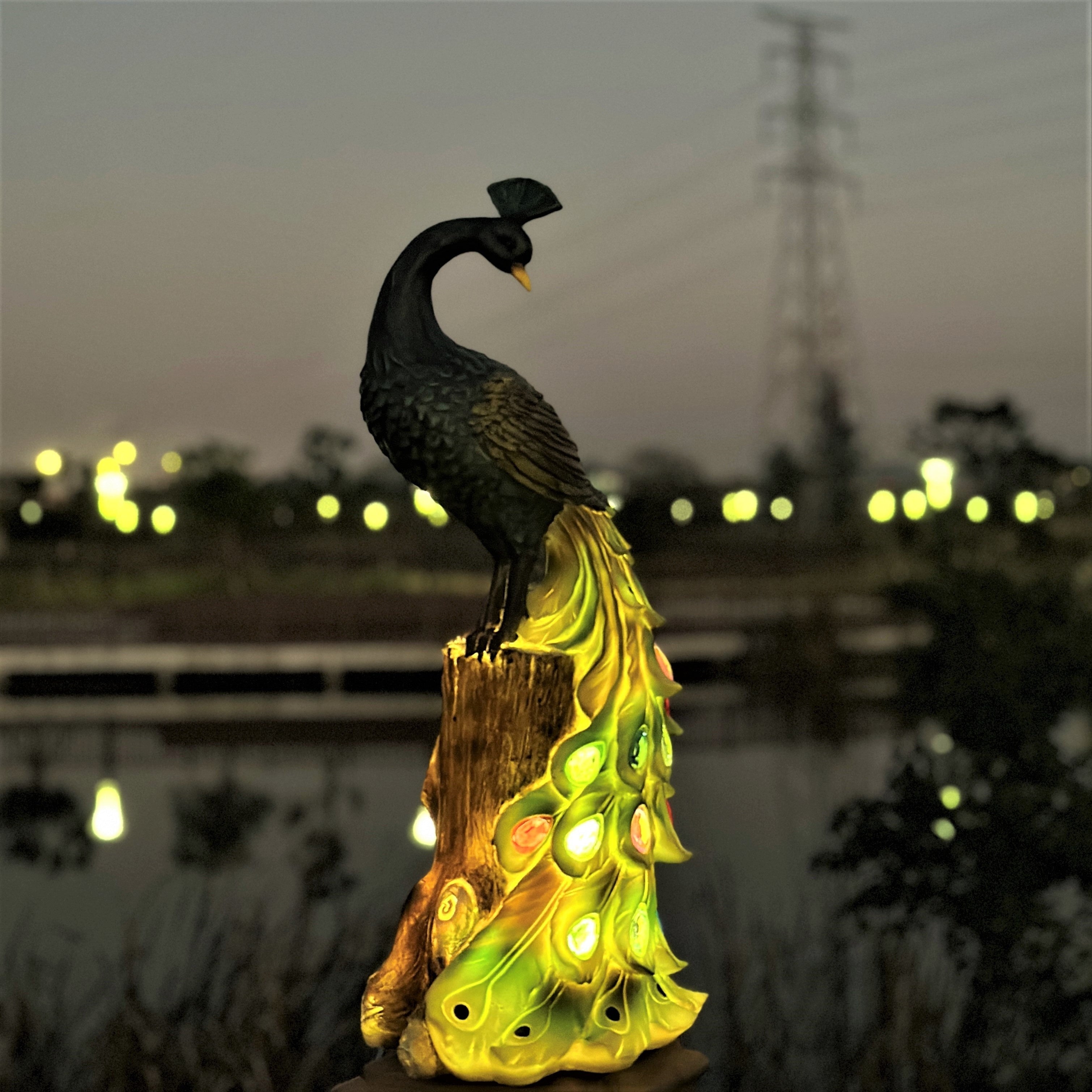 1 estatua de pavos reales con energía solar y detalles de resina coloridos - Decoración de paisaje al aire libre IP44, ideal para jardín, césped y ambiente de fiesta, regalo perfecto para el Día de la Madre, decoración de jardín | Diseño vibrante de pavo