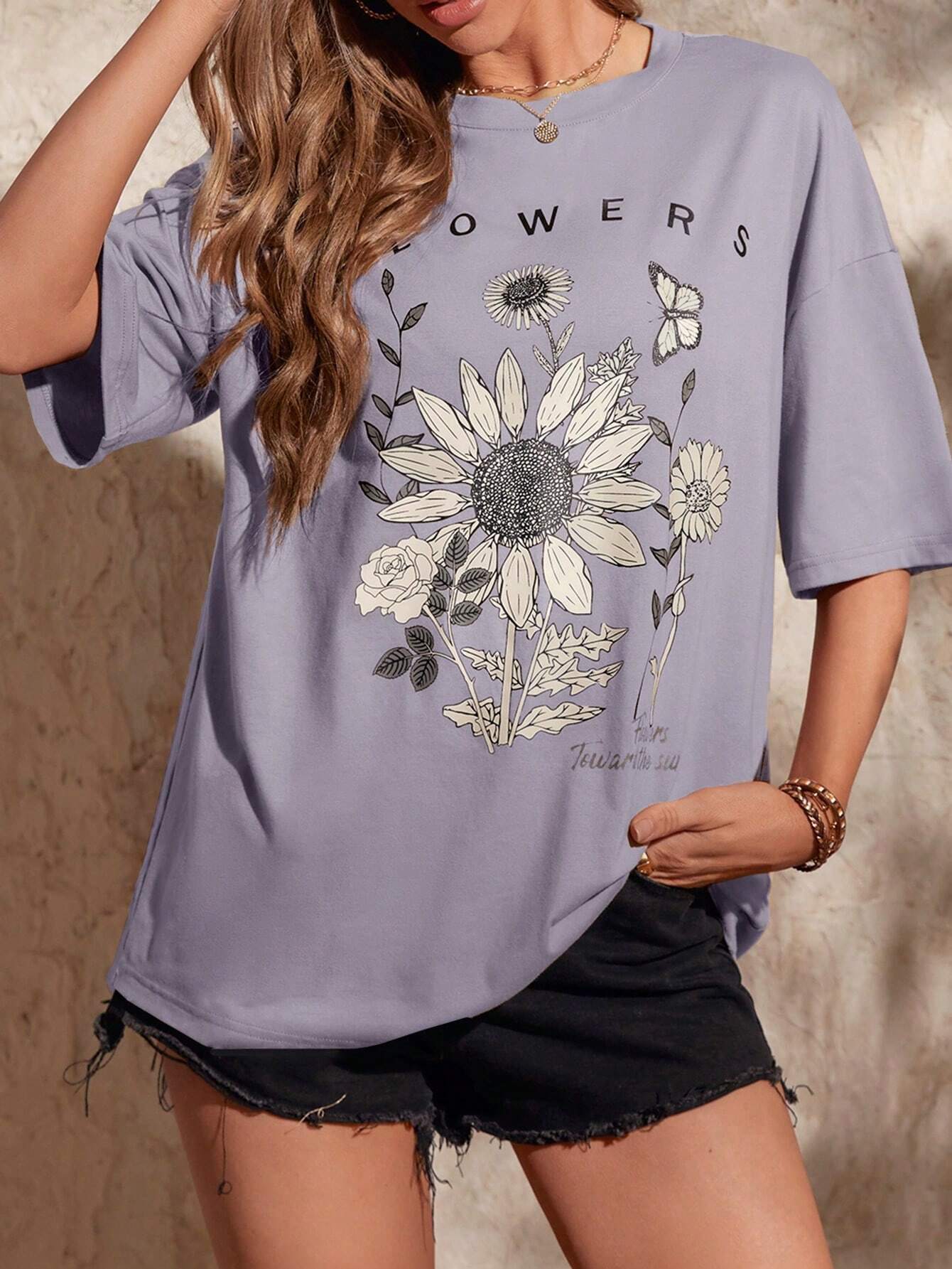 Camiseta de hombros caidos con estampado floral con mariposa