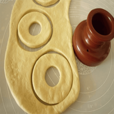 1pc Hacedor de Donas Fácil de Hacer - Molde de Dona de Plástico Rojo para Hornear y Decorar - Perfecto para Pan Casero, Postres y Más - Herramienta de Cocina Duradera y Versátil, Bandeja para Hornear Donas