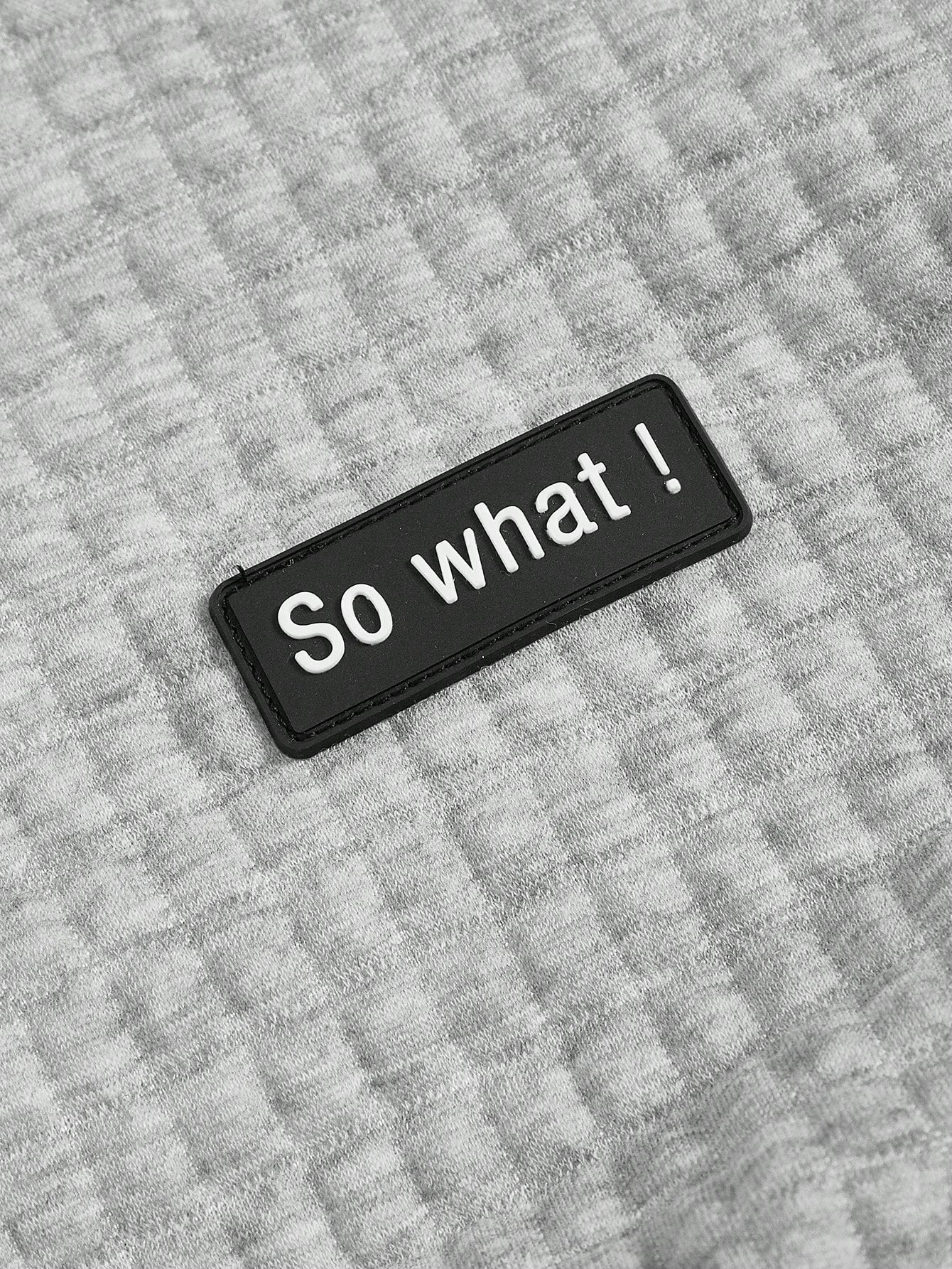 Ezwear capucha crop con slogan con parche con cordon delantero de hombros caidos
