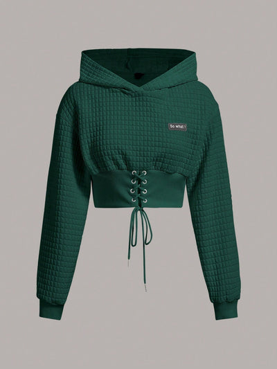 Ezwear capucha crop con slogan con parche con cordon delantero de hombros caidos