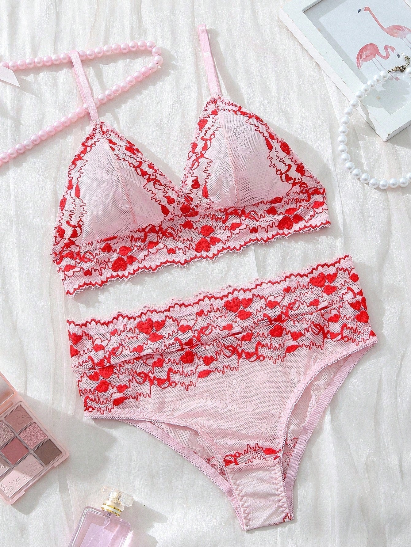 Conjunto de ropa interior femenina sencillo y comodo con encaje en forma de corazon
