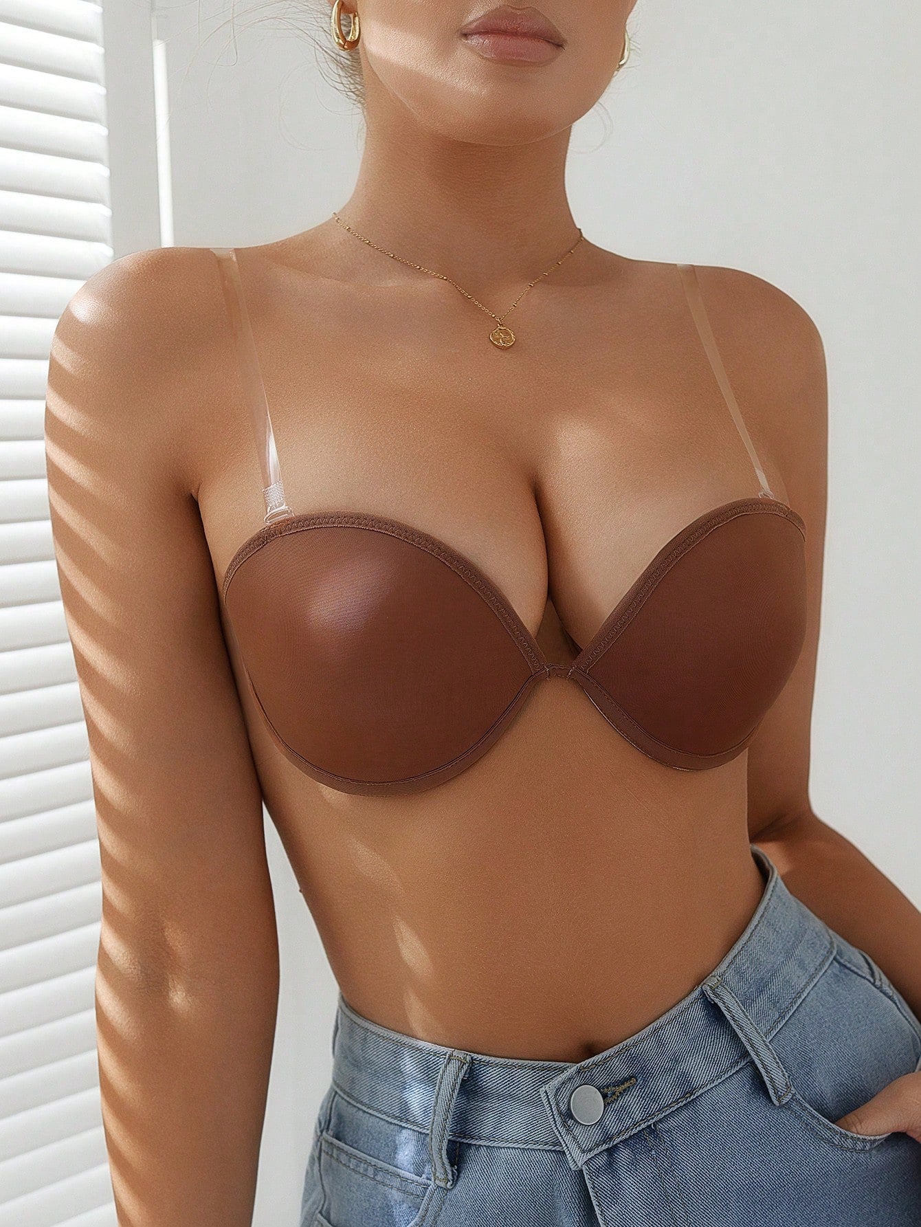 Sujetador de mujeres con tirantes transparentes y diseno sencillo