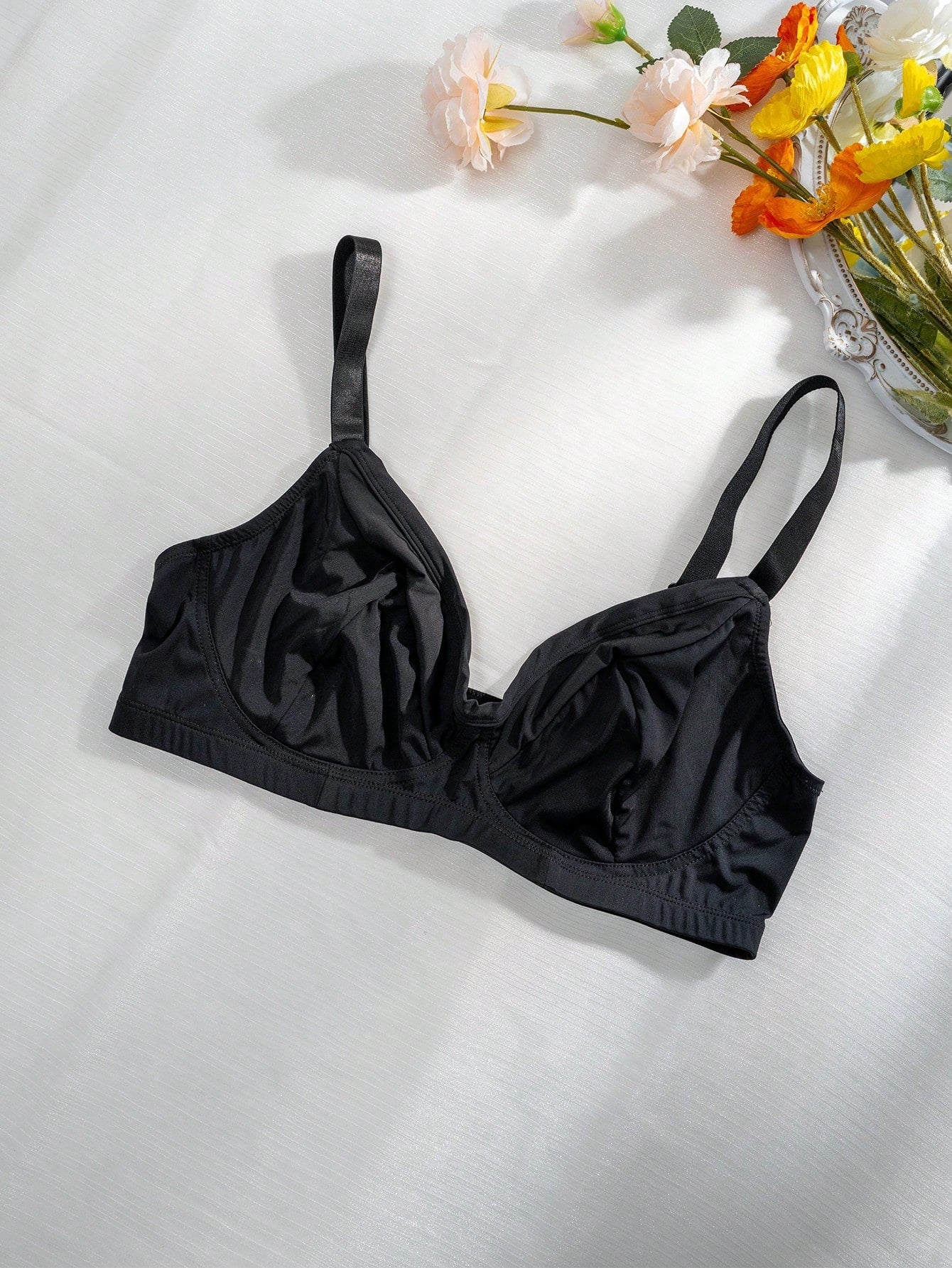 Romantico sujetador negro con tirantes delgados y sin relleno en el pecho