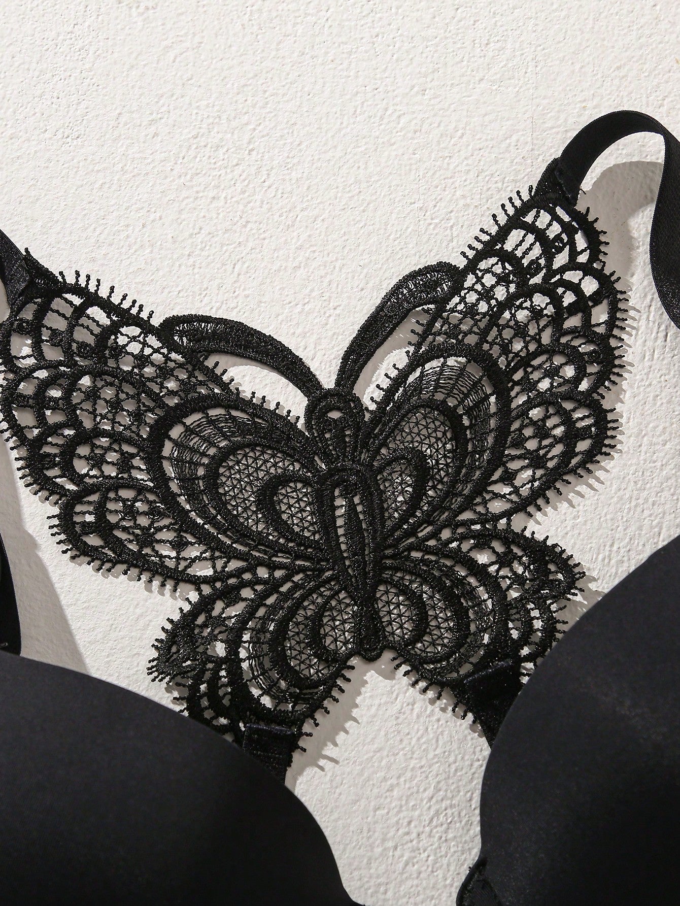 Juego de ropa interior femenina con diseno de mariposa en la parte trasera que incluye una prenda inferior y una parte superior