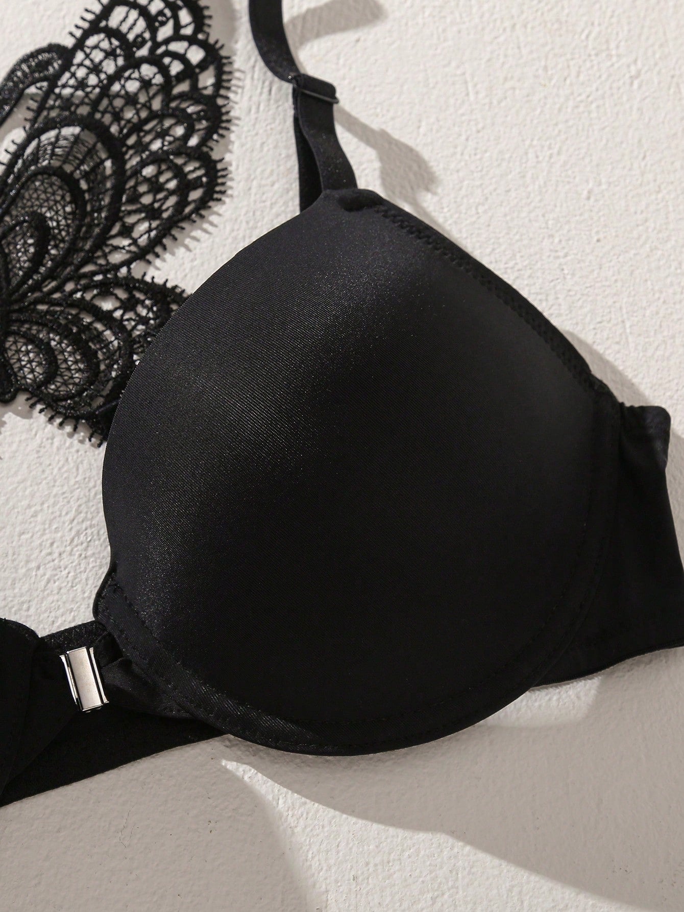 Juego de ropa interior femenina con diseno de mariposa en la parte trasera que incluye una prenda inferior y una parte superior
