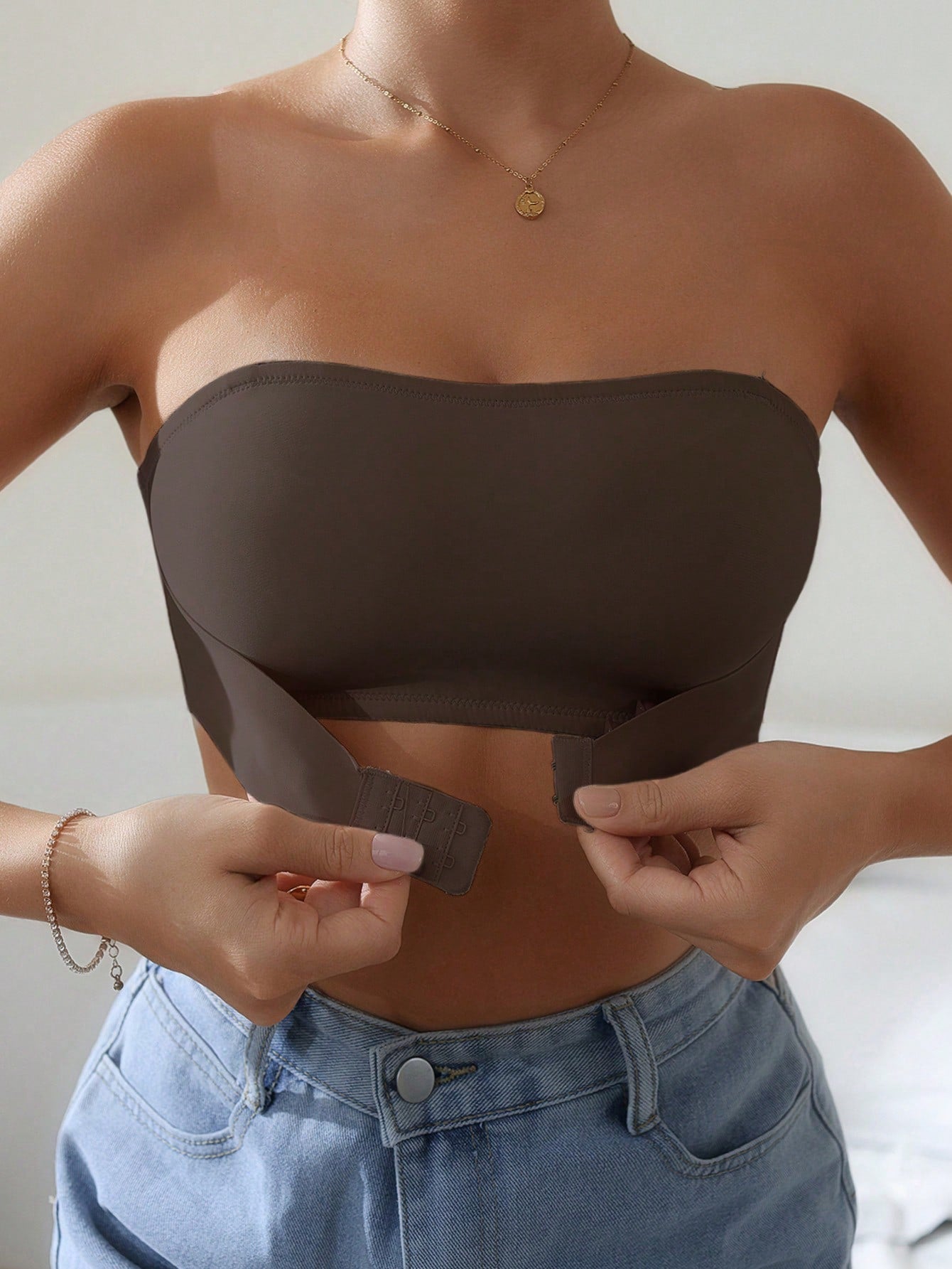 Sujetador solido sin tirantes ajustable para mujer, 1 pieza