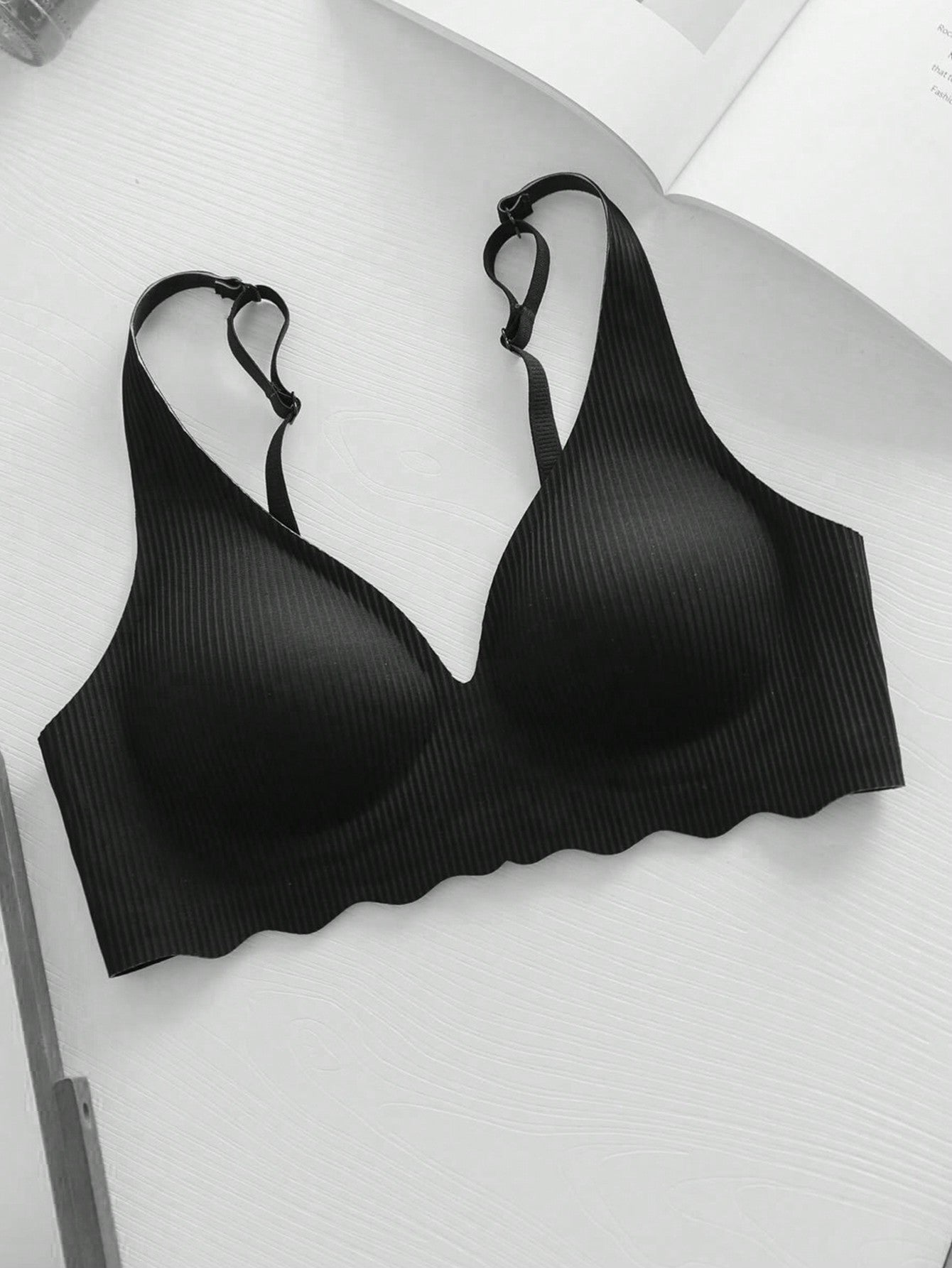 NEW Mujeres Rayas Ropa interior sin costuras Sujetador bralette profundo en forma de V con diseno de Copa 3/4, lenceria femenina delgada acolchada y movil, sosten sin cables comodo e intimo en una sola pieza de color negro