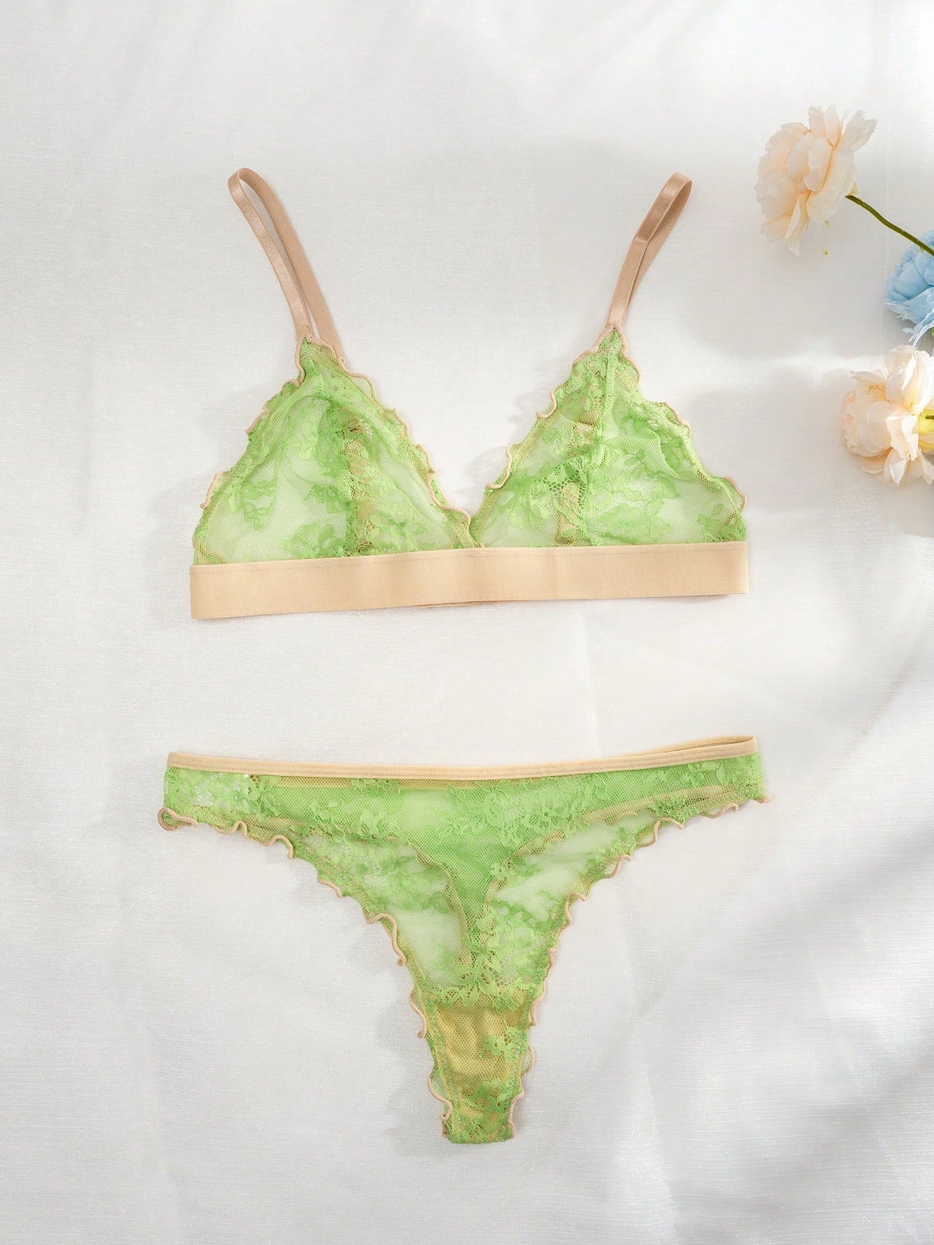 Conjunto de ropa interior verde fluorescente para mujeres con encaje transpirable y copa de triangulo inalambrico comodo de 2 piezas con bordes ondulados, que incluye Tangas