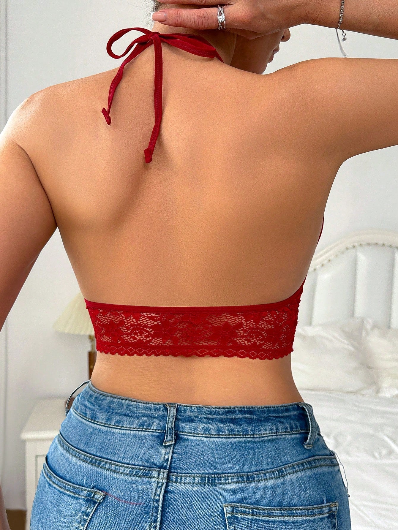 Sujetador halter para mujer de unicolor con espalda descubierta y huecos