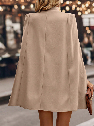 Clasi abrigo elegante de unicolor con doble botonadura, cuello alto y mangas tipo capa